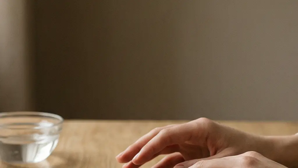 Table en bois clair avec un jeu de Tarot de Marseille posé face cachée, des mains prêtes à tirer une carte, et un espace vide pour le texte, dans une lumière naturelle.